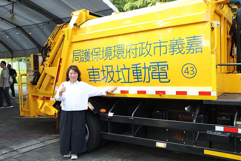 黃敏惠市長與多位貴賓、大小朋友共同見證電動垃圾車啟用。