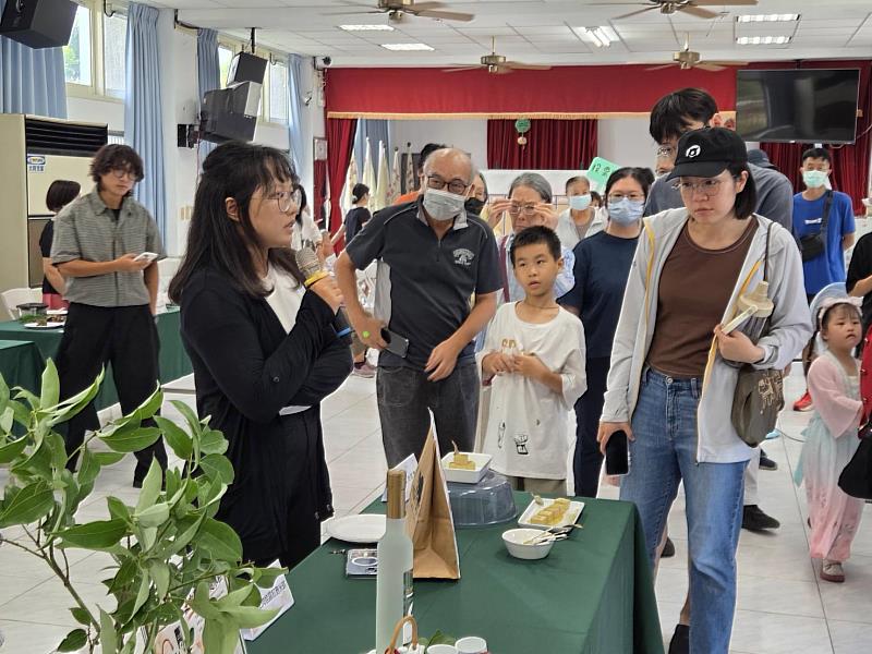 參賽者向民眾介紹菜色創意理念與製作流程。