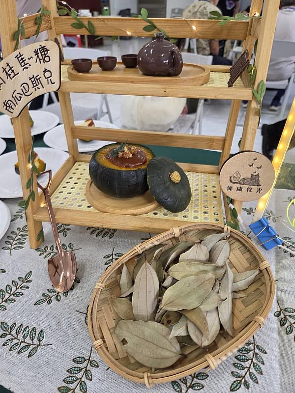 以南瓜作為盛器,將土肉桂香氣融入奶油乳酪,搭配焦糖製作「土肉桂焦糖南瓜巴斯克」,創意呈現土肉桂與甜點的多元風味,榮獲第3名。