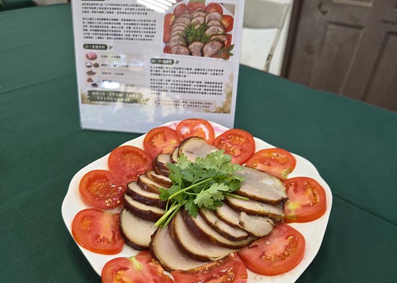 「桂香茶燻・土肉桂葉燻雞腿」,將土肉桂葉結合傳統醃漬、蒸製及煙燻等多重技法,展現土肉桂葉應用於鹹食料理的豐富可能,榮獲第2名。