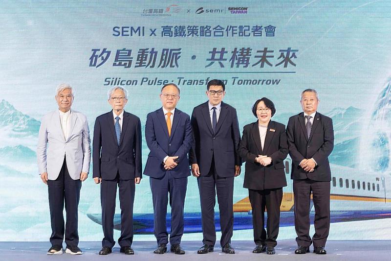 會計系校友、穩懋半導體董事長陳進財(左1),與大傳系校友、SEMI全球行銷長暨台灣區總裁曹世綸(右3),共同出席SEMI x 台灣高鐵策略合作記者會。(圖/淡江大學提供)