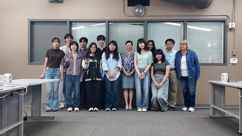 中國醫藥大學中醫學院6名學生與美國加州南加州健康科學大學(Southern California University of Health Sciences, SCUHS)師長合影留念。