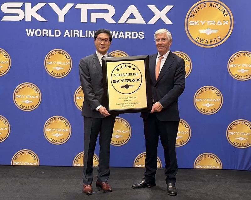 長榮航空不僅連續11年被評選為五星級航空公司,更榮獲2026年SKYTRAX 3項世界第一的殊榮,由SKYTRAX Edward Plaisted執行長(右)頒獎,長榮航空廖至維首席副總經理親自前往領獎(左)。