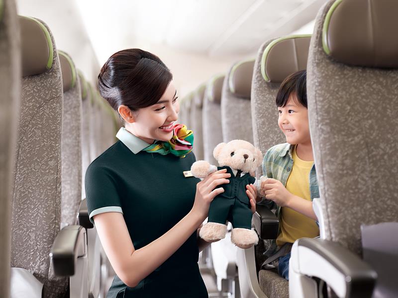 長榮航空始終秉持「用心、真心、全心」的服務主軸,致力於為攜帶孩童出行的旅客,打造更順暢、輕鬆且舒適的飛行體驗,並於2026年榮獲SKYTRAX「全球最佳家庭友善航空公司第1名」殊榮。