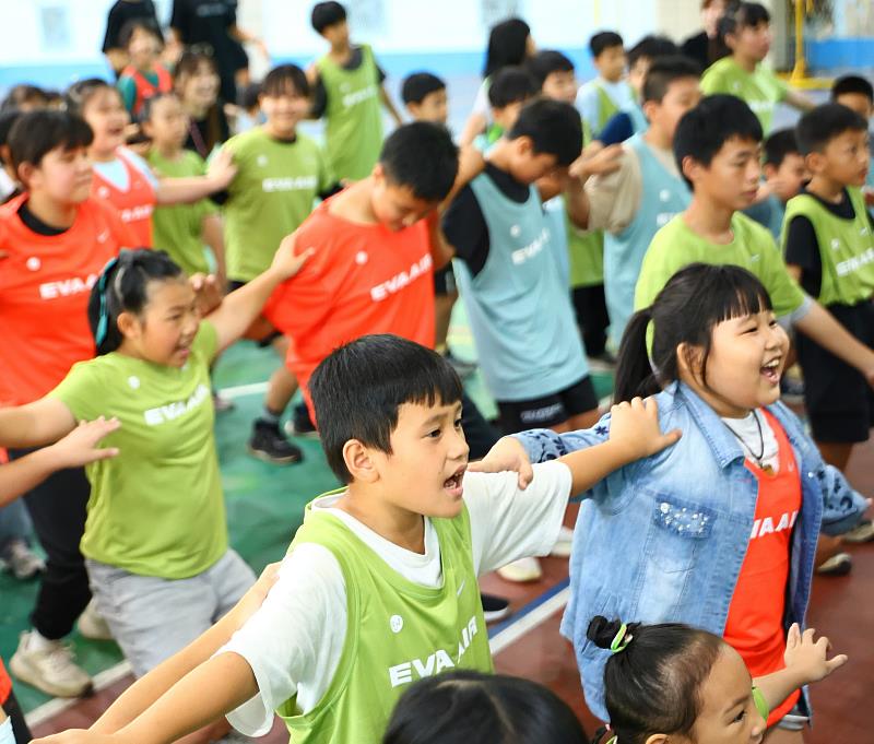 2026年長榮航空馬拉松「幼苗計畫-校園深耕巡迴」繼6月走訪嘉義後,再度啟程前進苗栗,於9月19日至20日在苗栗縣南庄展開兩天活動,首日於南庄國中登場,第2天於苗栗家扶中心舉辦,自2023年推動以來,已累計破千名孩童參與,為台灣運動人才的培育扎根。