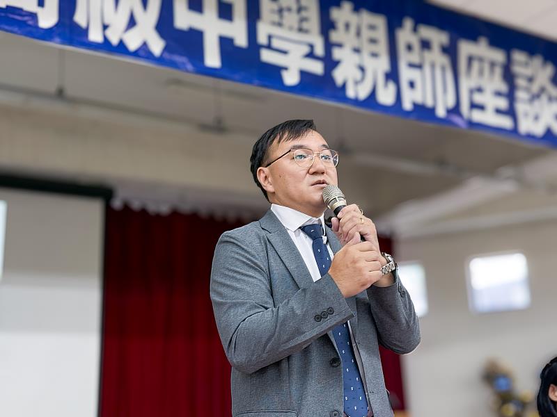 宜寧高中校長陳昱豪於班級親師座談會中致詞,向家長分享辦學理念。