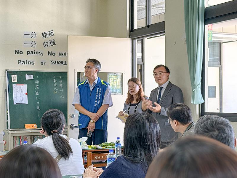 宜寧高中校長陳昱豪與教務主任(從右至左)、家長會長走入班級,與家長面對面交流。