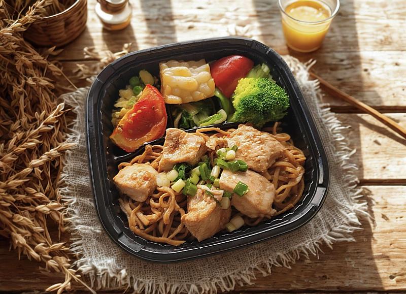 「胡椒蝦香雞丁麵」以胡椒乾蝦口味好控拌麵為主食,搭配豐富配菜,打造兼具美味與均衡的完整餐盒內容。(資料來源:日日好食/AI輔助創作視覺)