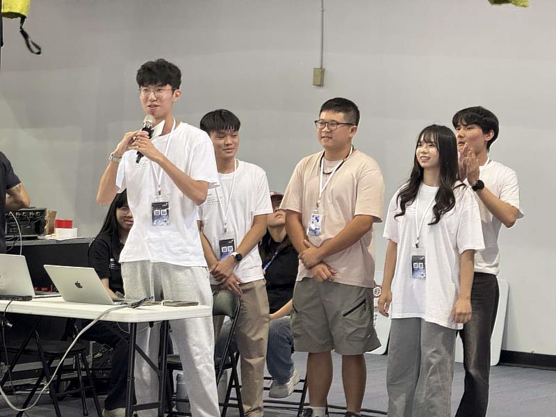 第2名得獎-「一群皮老闆」隊伍成果發表。