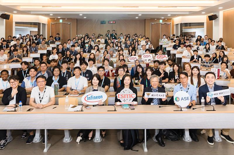 GSA校園人才講堂與會貴賓及參與學生大合影，共同見證「2026 GSA University Program」活動。