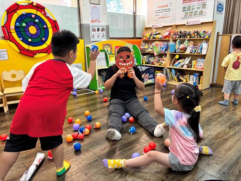 老師扮演情緒怪獸讓幼童們學習認識自我情緒。