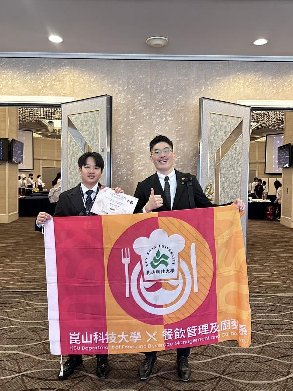 餐飲系郭詠鎰老師(右)帶領二年級林衣婕(左)參加2026日本國際亞洲餐飲挑戰賽,勇奪動態調飲組金牌。