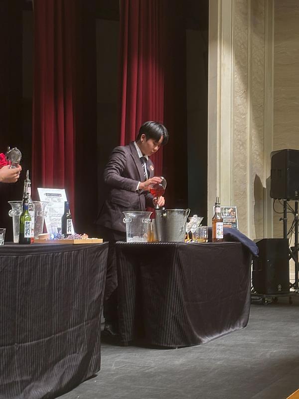 林衣婕在競賽中調製飲品。