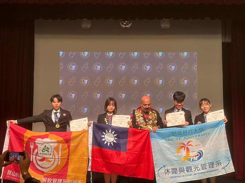 林衣婕(左1)與其他參賽者合影。