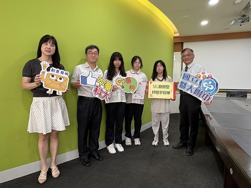 暨大附中黃方伯校長(右1)、林淑芳主任(左1)、中臺科大林義証教授(左2)與暨大附中洪芸延、陳品妤、張卉淇同學合影。
