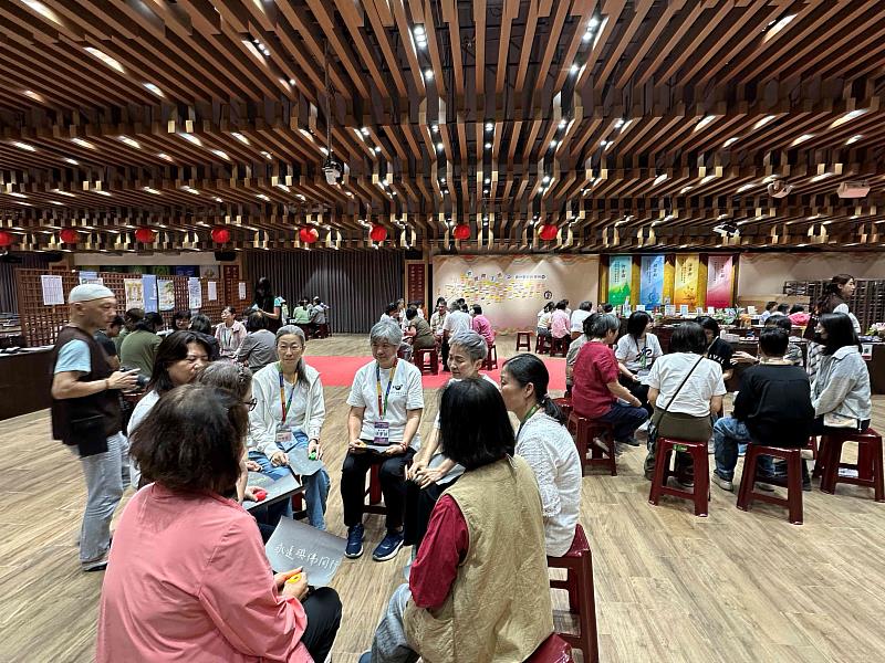 課程學員透過「墓誌銘一句話」活動分組討論,從生命終點回望人生,寫下最想留下的一句話。(圖由靈鷲山佛教教團提供)