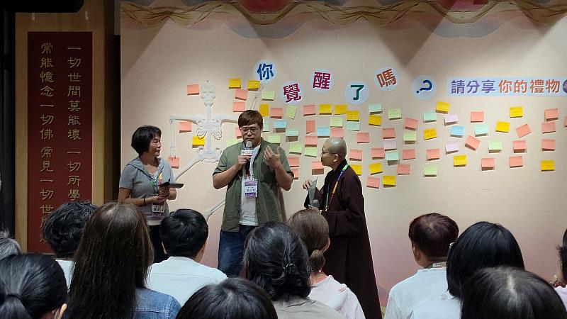 學員黃祖邦分享人生故事,從親情與生命經歷中,道出對感恩與珍惜的體會。(圖由靈鷲山佛教教團提供)