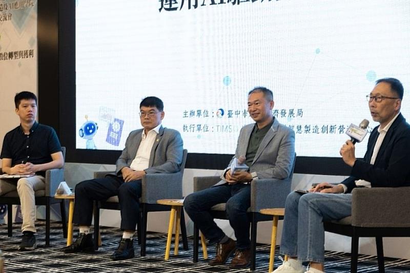 由右至左依序為:逢甲大學台灣智慧製造創新營運中心佘日新主任、華勝自動化有限公司陳長明總經理、東星機械(股)公司唐進吉總經理、巨彰有限公司陳躍今特助,共同分享課程心得。