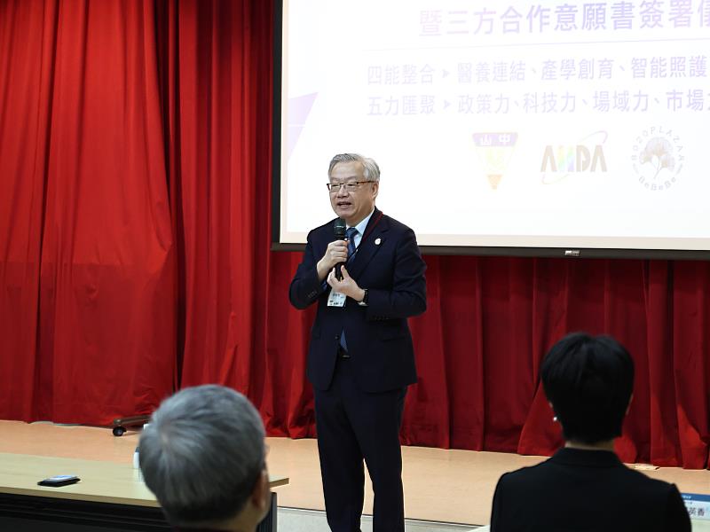 中山醫大校長林俊哲致詞，期盼打造以中臺灣為基地、連結日本的照護科技創新平台。