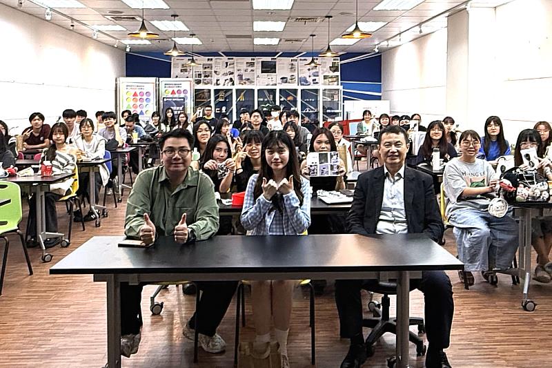 亞大舉辦2027商品未來趨勢講座,講師與師生合影。