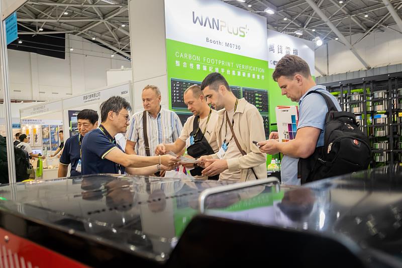 TaipeiPLAS 2026展場商務交流熱絡,買主與參展業者洽談互動,拓展合作商機。(貿協提供)