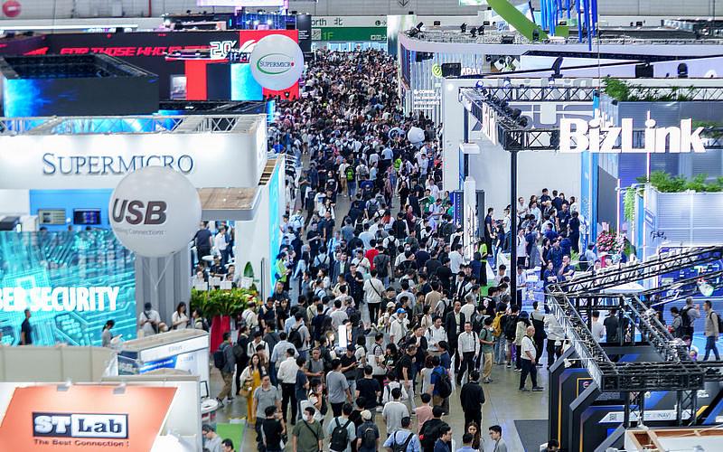 亞洲指標B2B科技專業展COMPUTEX，將在2027年6月1日到4日於台北南港展覽館1、2 館、世貿一館、台北國際會議中心（TICC）登場。TCA（台北市電腦公會）表示，COMPUTEX 2026共吸引來自152個國家與地區的111,312名海內外專業人士到場參觀，顯示AI伺服器、AI工廠、邊緣AI應用與AI機器人，已成為全球百工百業數位轉型的重要議題，COMPUTEX 2027將新增「資料中心與能源基礎設施區」，以回應世界各國建置AI資料中心所需面對之電力與能源議題。（圖為COMPUTEX 2026展會現場照片）