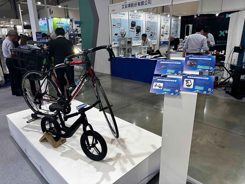 再生碳纖維走進自行車產業,現場展出循環熱塑複材自行車坐墊、全再生碳纖維自行車燈具組、滑步車及水杯架等產品應用。