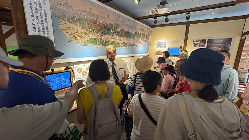 客家鐵路人驚喜現身展場為遊客導覽。