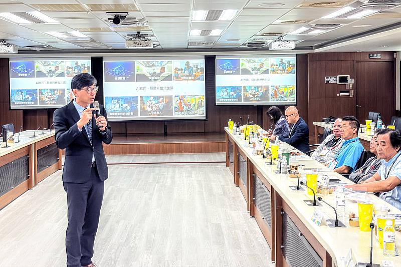 邱求慧署長擔任高科大菁英學院首位講座貴賓,從國際經貿情勢與政策角度分享臺灣產業面對全球局勢變化布局方向。