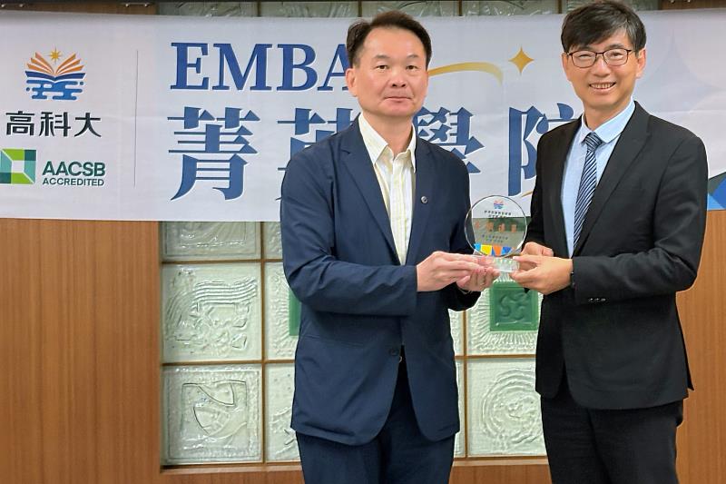 菁英學院第1堂課由高科大吳忠信校長(左)擔任主持人,經濟部產業發展署邱求慧署長(右)擔任首位講座貴賓。