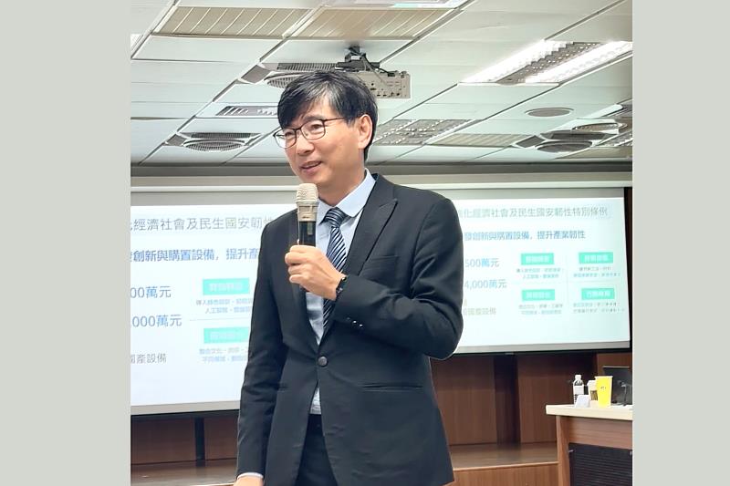邱求慧署長擔任高科大菁英學院首位講座貴賓,從國際經貿情勢與政策角度分享臺灣產業面對全球局勢變化布局方向。