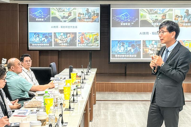 邱求慧署長擔任高科大菁英學院首位講座貴賓,從國際經貿情勢與政策角度分享臺灣產業面對全球局勢變化布局方向。