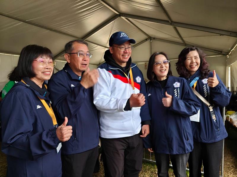 拔河隊師長與開普敦台北聯絡辦事處陳瑩莉處長合影。