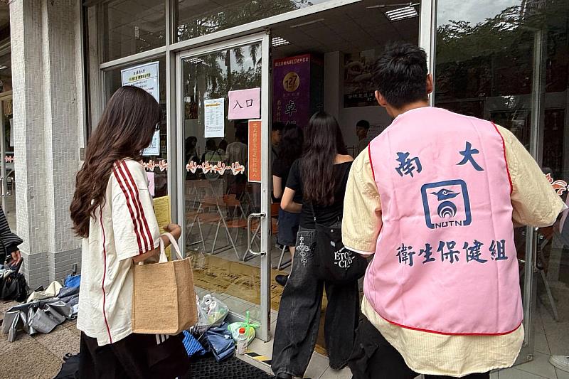 南大光鹽社學生志工熱心引導新生進入健檢會場,展現校園服務的溫暖。
