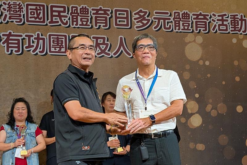 南大體育系退休教師劉立宇獲頒傑出教練獎，肯定專業培訓與指導成果，展現體育人才培育能量。