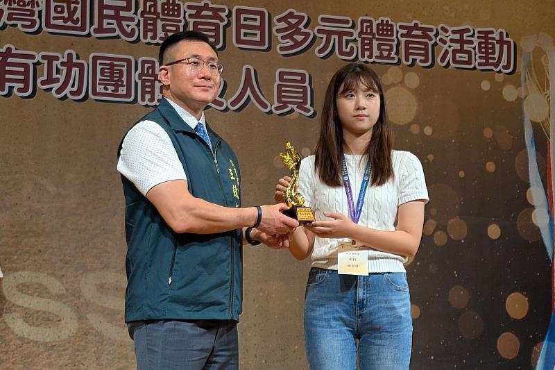 南大體育系三年級楊閔淳同學獲頒傑出運動員，展現優異競技實力與長期努力的亮眼成果。