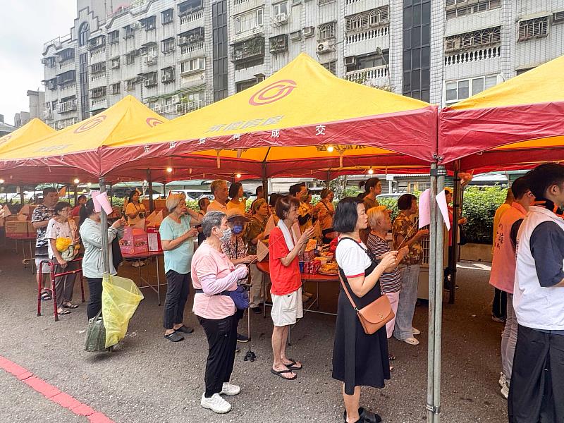 永慶房屋支援超過1萬頂帳篷,為居民打造舒適的祭拜空間。(圖片由永慶房屋提供)