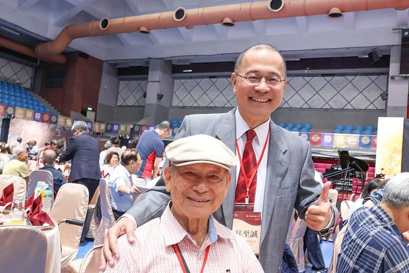 英語系45級校友林哲次與兒子林志誠(現任英語系系主任)合照。