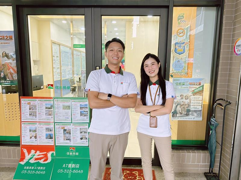 信義房屋A7重劃店主任史苙蓁(右)房仲經驗3年多,去年開始擔任店內新人楊淏鈞的師父。