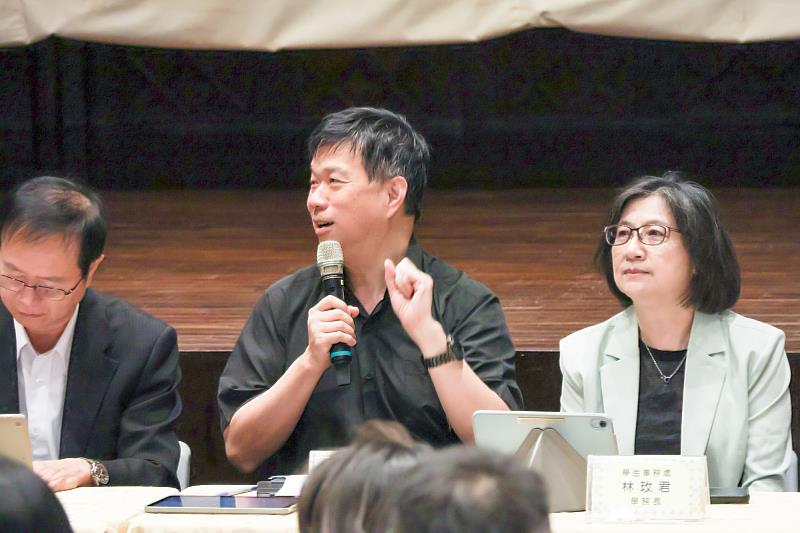 綜合座談時間,須文蔚教務長回應導師提問。