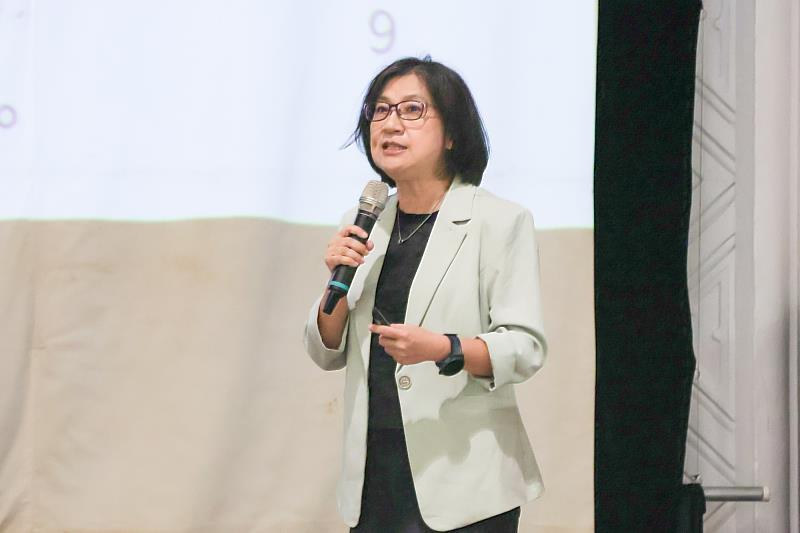林玫君學務長說明導師輔導資源。