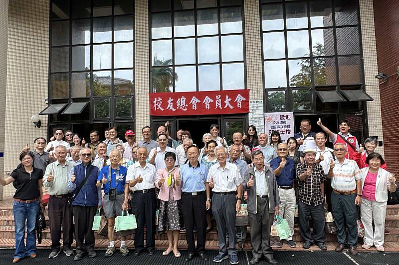 南大校友總會老中青三代齊聚歡聚，跨世代交流延續校友情誼，展現校友會深厚凝聚力。