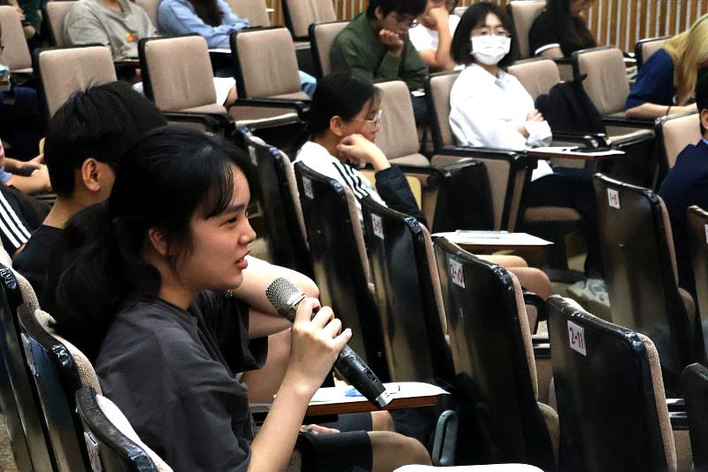 南大博雅教育講座學生踴躍提問，與廖達琪執行長深入交流，從對話中拓展民主議題思考視野。