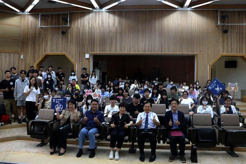 南大博雅教育講座貴賓與師生合影，共同聚焦民主韌性議題，拓展多元思辨與國際交流視野。