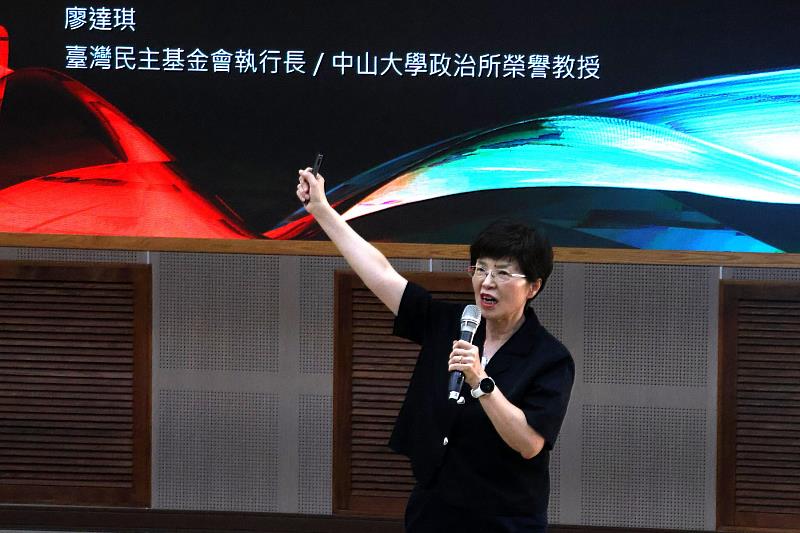 廖達琪執行長於南大博雅教育講座分享民主韌性議題，引導師生認識臺灣民主發展與國際實踐。