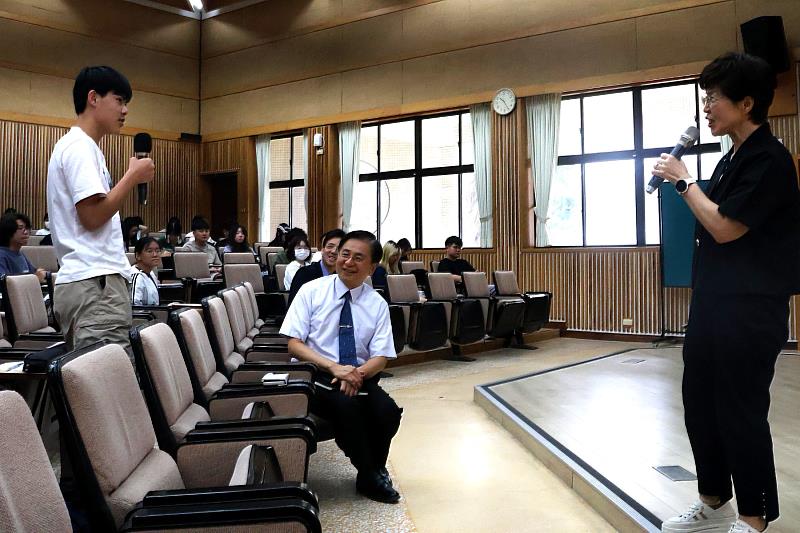 南大博雅教育講座廖達琪執行長與學生互動交流，透過對話激發思考，深化民主教育學習體驗。