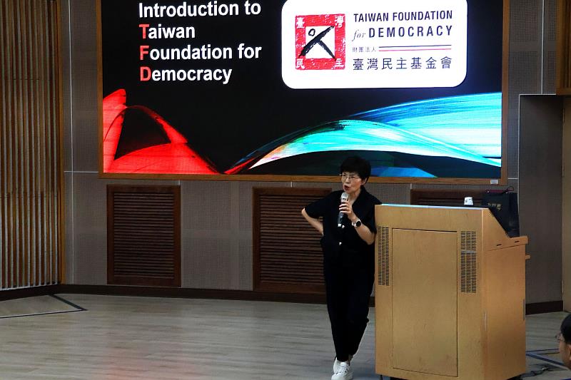 廖達琪執行長於南大博雅教育講座介紹臺灣民主基金會，分享國際交流與民主教育推動經驗。