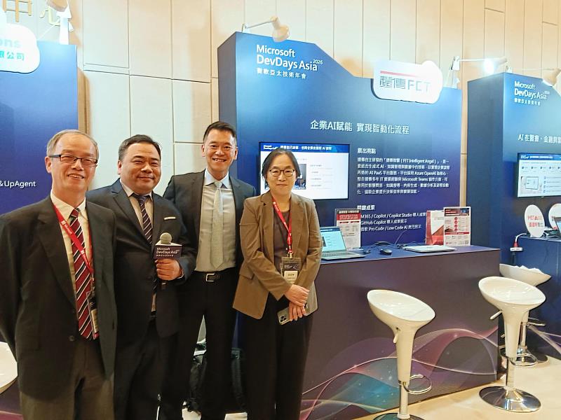 遠傳電信參與數位發展部與台灣微軟共同主辦的「DevDays Asia 2026 亞太技術年會」，並展示「遠傳智靈」企業解決方案。圖左起為數位發展部數位產業署署長林俊秀、遠傳數位轉型解決方案部資深協理梁仲銘、台灣微軟總經理卞志祥、數位發展部政務次長侯宜秀。