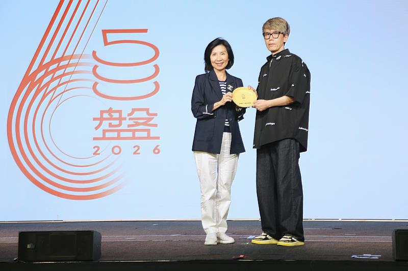 圖2、遠傳總經理暨聚流平台科技董事長井琪(左)頒發「人氣好評獎」給在「去哪吃」App上討論度最高、同時也入選今年《500盤》榜單的「ZAC ZAG 一樂炸雞」(右)。