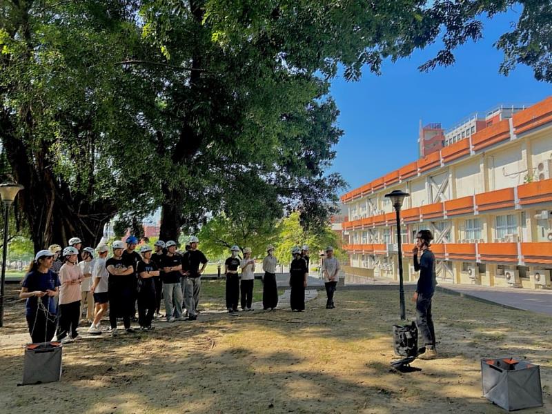 「一草一木戶外工作室」藍以文教練進行攀樹課程說明及安全事項講解。